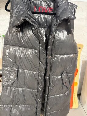 Bernardo Shiny Puffer Vest in Charcoal